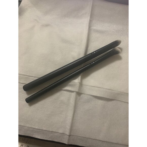 Sleek Makeup Set of 2 brushes 7" long one Eyeshadow & Angled Eyeshadow brush - Picture 1 of 5
